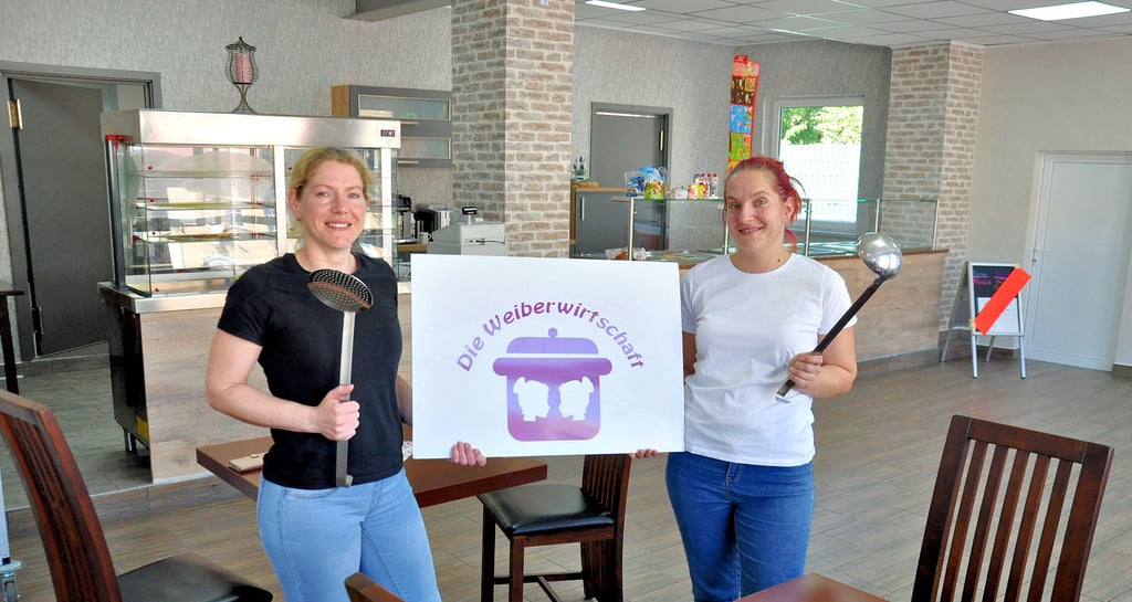Endlich geschafft! Nach drei Jahren Kampf mit Bürokratie- und Corona-Hürden kocht Sandra Ostwald (links) mit ihrer ?Weiberwirtschaft" - hier Schwester Nicole Scharf an der Kelle - jetzt auch für das neue Bistro an der Güstener Hauptstraße.