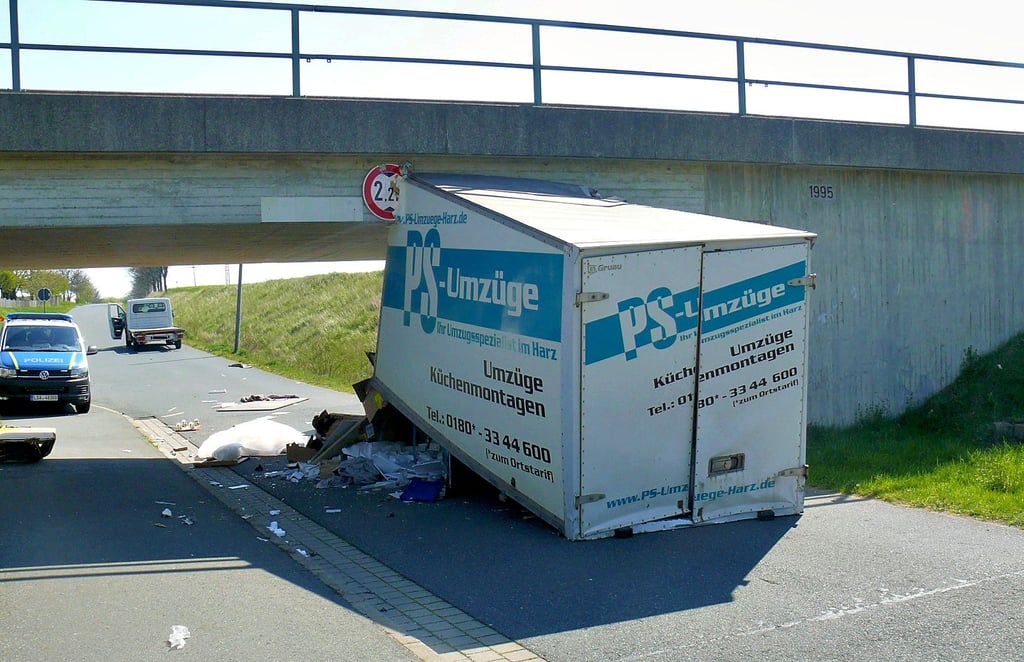 Unfall an der Bahnunterführung in der Langen Straße in Stapelburg. So wie auf diesem Foto vom April 2019 – oder ähnlich – sah es bei allen anderen Unfällen auch aus.