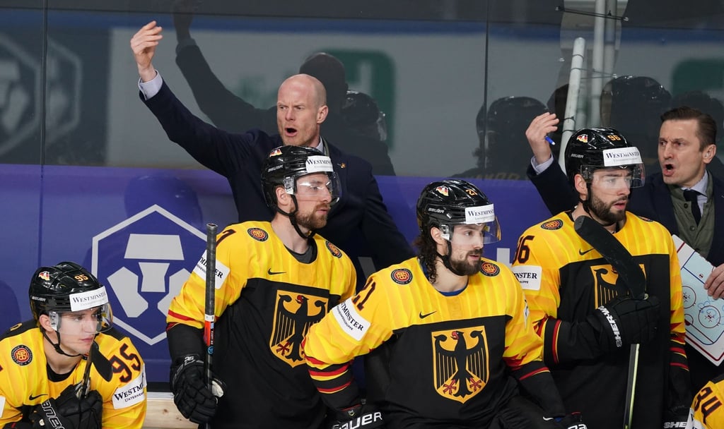 Trainer Toni Söderholm (hinten, links) und das DEB-Team sind gegen die USA gefordert.