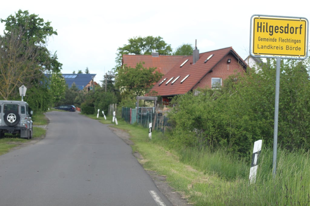 Die schmale, fußweglose Durchgangsstraße durch Hilgesdorf ist vom Verkehr arg gebeutelt.