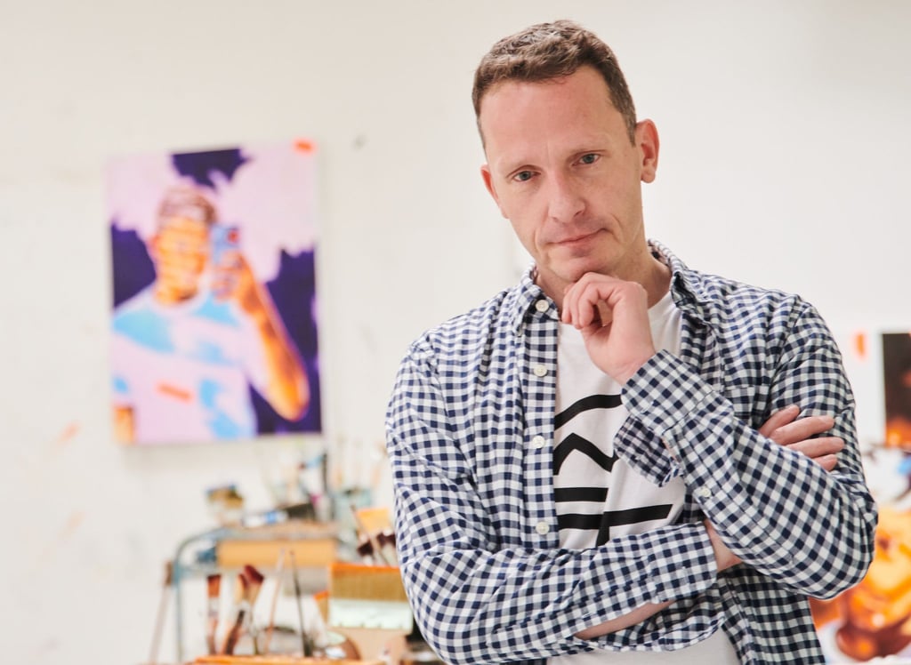 Der Maler Norbert Bisky steht in seinem Atelier in Berlin-Friedrichshain.