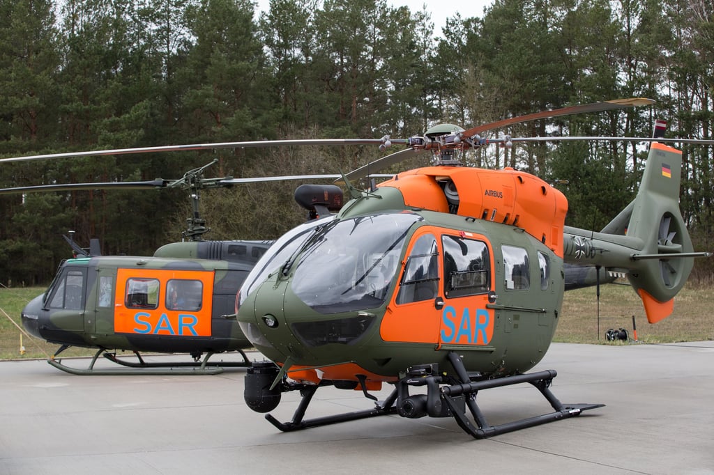 Der neue SAR-Hubschrauber hat in Holzdorf das alte Modell Bell UH-1D (hinten) abgelöst