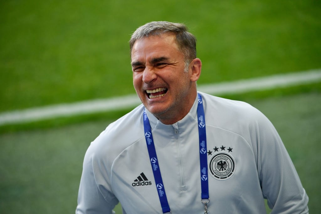 Zeigte sich beim Abschlusstraining in bester Laune: U21-Trainer Stefan Kuntz.