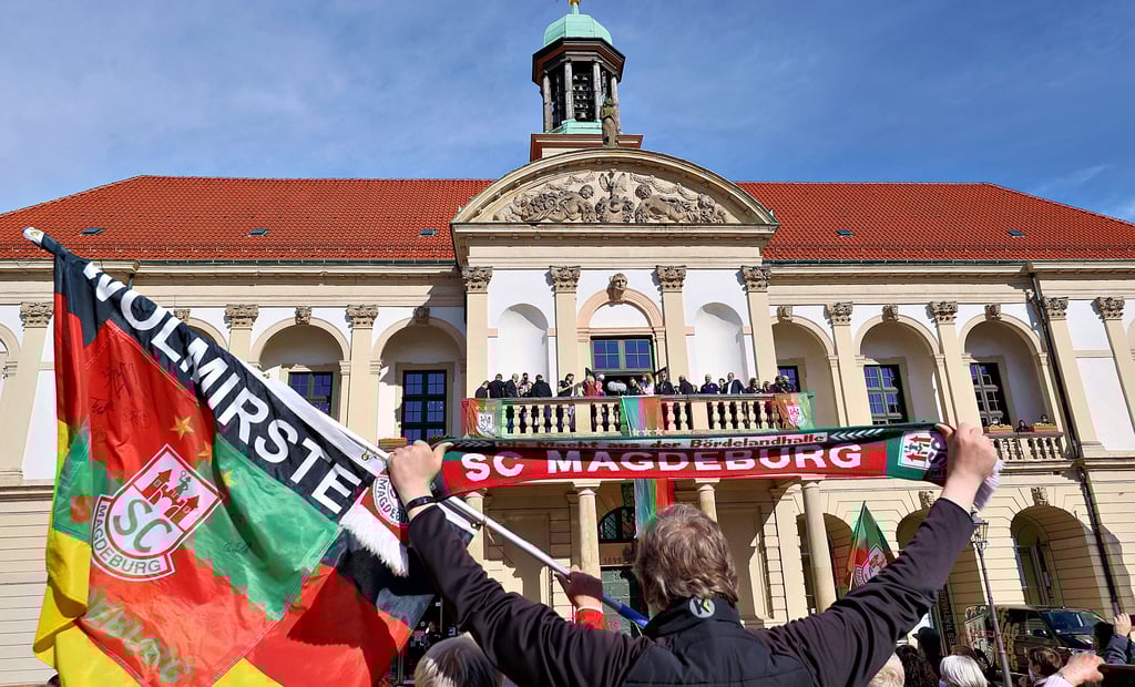 Vor fünf Jahren waren die SCM-Handballer nach dem Gewinn des DHB-Pokals letztmals auf dem Magdeburger Rathaus-Balkon, um mit den Fans zu feiern und sich vorher ins Goldene Buch der Stadt einzutragen.