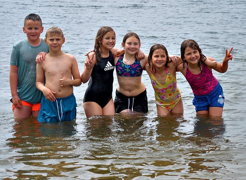 Diese Mädchen und Jungen bewiesen am Sonnabendnachmittag in Wolmirsleben viel Mut, denn sie gingen bei einer Wassertemperatur von nur 12 Grad baden.