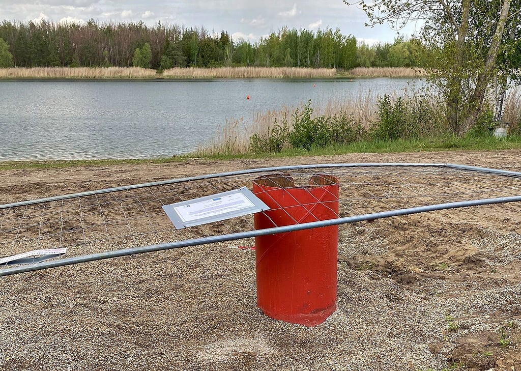 Unbekannte hatten Mitte Mai den Deckel des Tiefbrunnens am Mondsee abgeschraubt. Nun ist sicher, dass auch mindestens ein Baustellenschild hineingeworfen wurde.