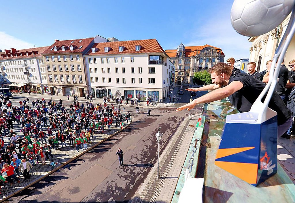 Die SCM-Spieler stimmten bei der Feier mit den Fans von oben natürlich auch eine LaOla an.