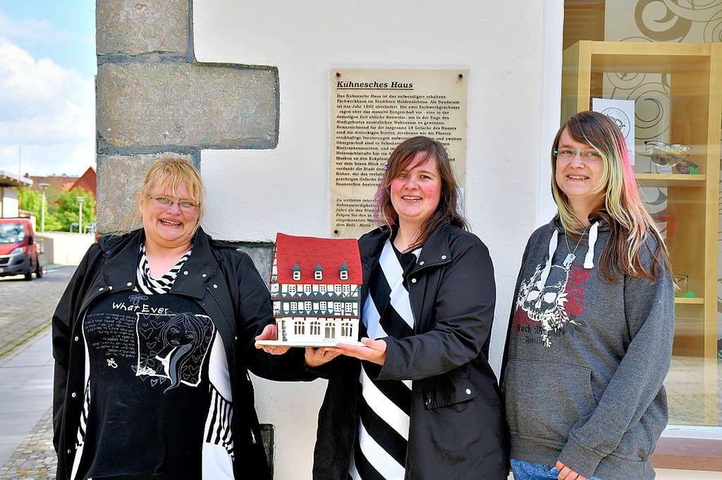 Melanie Maschke, Melanie Pannicke und Vanessa Pannicke mit ihrer ersten Haldensleber Sehenswürdigkeit aus Ton.