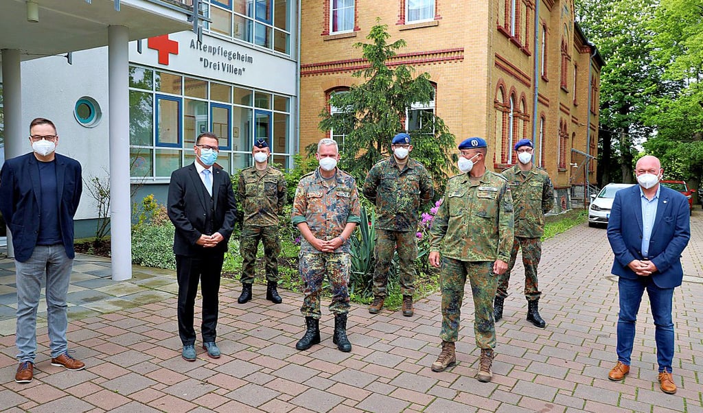 Generalarzt Dr. Bruno Most (4. von links) beim Besuch in Lützen.