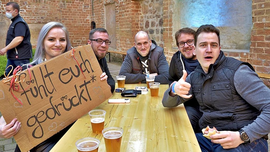 Freunde und Bekannte umarmen ging nicht, also wurde improvisert.