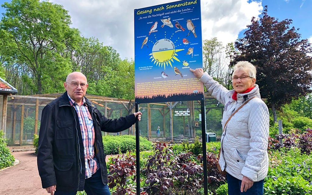 Elke und Horst Fischer haben dem Südpark eine neue Vogeluhr spendiert.
