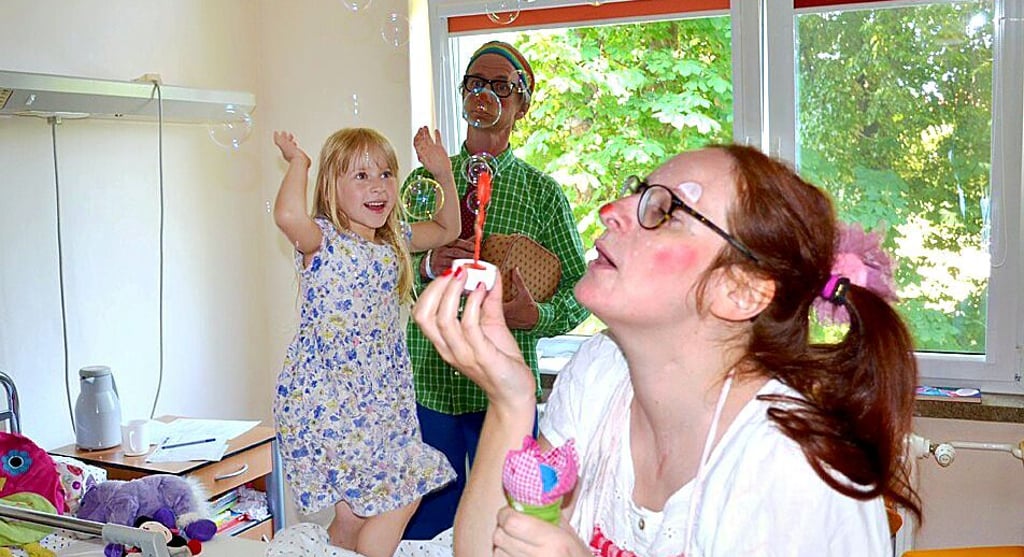 Spaßmacher am Krankenhausbett: Die Klinikclowns Frances Baumann als Karlline Löffel und Roland Klein als ?Rudolfo? zaubern, wie hier auf einem Archivfoto, Kindern ein Lächeln ins Gesicht.