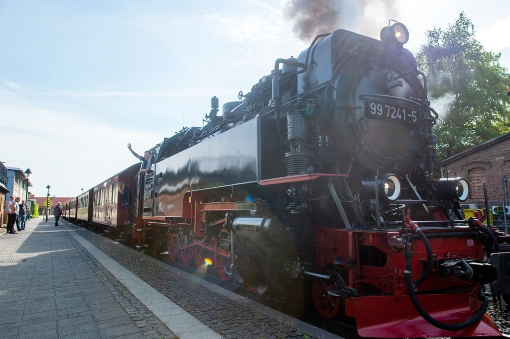 Die Harzer Schmalspurbahn wartet im Bahnhof auf Fahrgäste.
