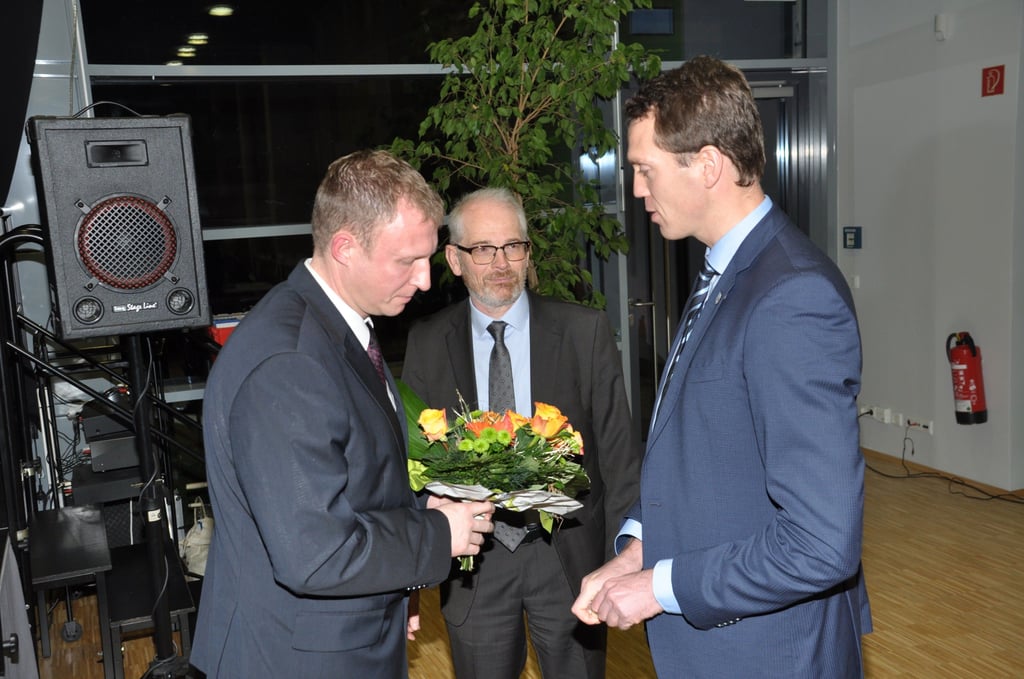 Landrat Steffen Burchhardt (SPD, rechts) und Kreistagsvorsitzender Volker Bauer (CDU, Mitte) gratulieren Thomas Barz (CDU, linke) zur Wahl zum Beigerodneten des Landrates Jerichower Land