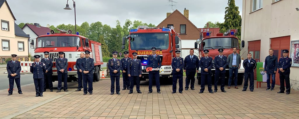 Die Mitglieder der Zahnaer Feuerwehr, die zu der feierlichen Übernahme des Fahrzeuges gekommen sind, stellen sich zum Gruppenbild.
