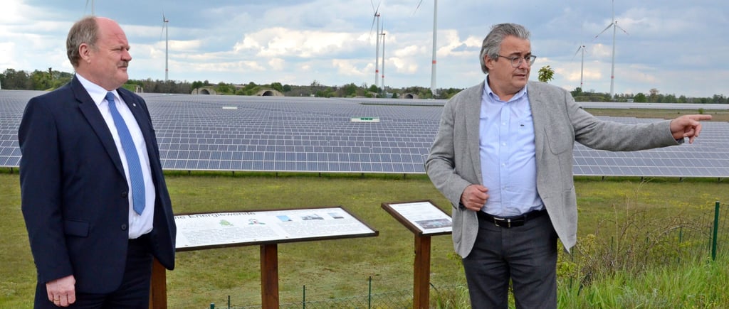 Nach drei Jahren wieder in Zerbst: Sachsen-Anhalts Entwicklungsminister Thomas Webel (links) und Getec Geschäftsführer Chris Döhring im Energiepark.