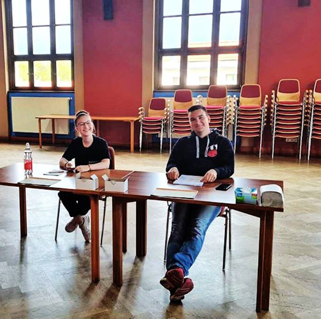 Alina Golke und Alexander Buch vom Jugendbeirat als Wahlhelfer.