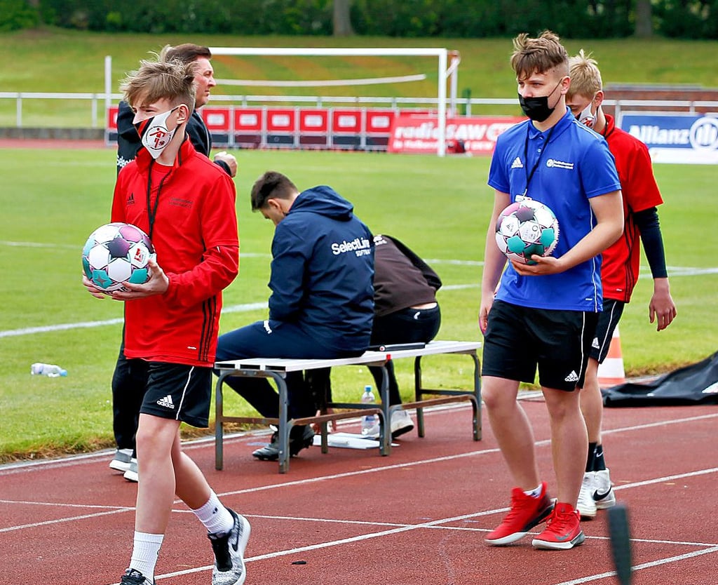 Die Balljungen vom VfB Germania Halberstadt mussten das komplette Spiel mit Masken die Bälle an der Seitenlinie parat halten. Zur Belohnung gab es für jeden eine neue Sporttasche.