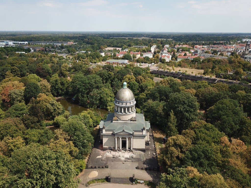 Das Mausoleum steht auf dem Gelände des Tierparks in Dessau.