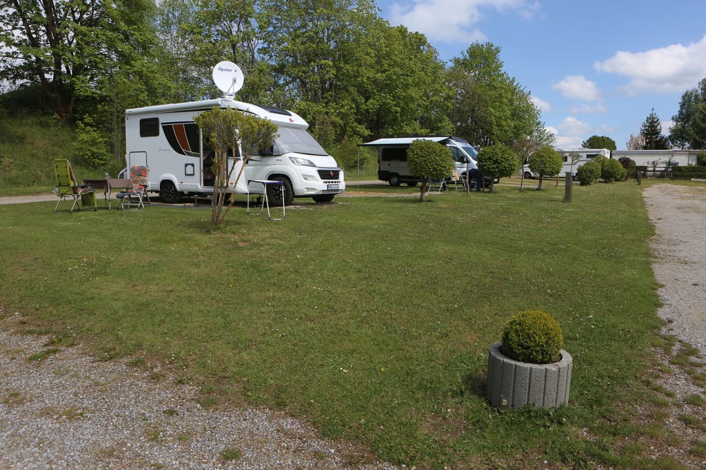 Blick über den Campingplatz in Elbingerode. Sinkende Infektionszahlen und Lockerungen bei touristischen Angeboten machen Urlaub auf Campingplätzen wieder attraktiv.
