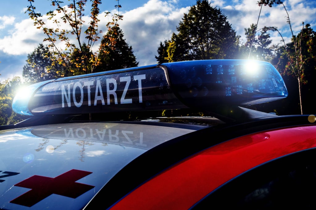 Blaulicht leuchtet auf einem Notarztfahrzeug