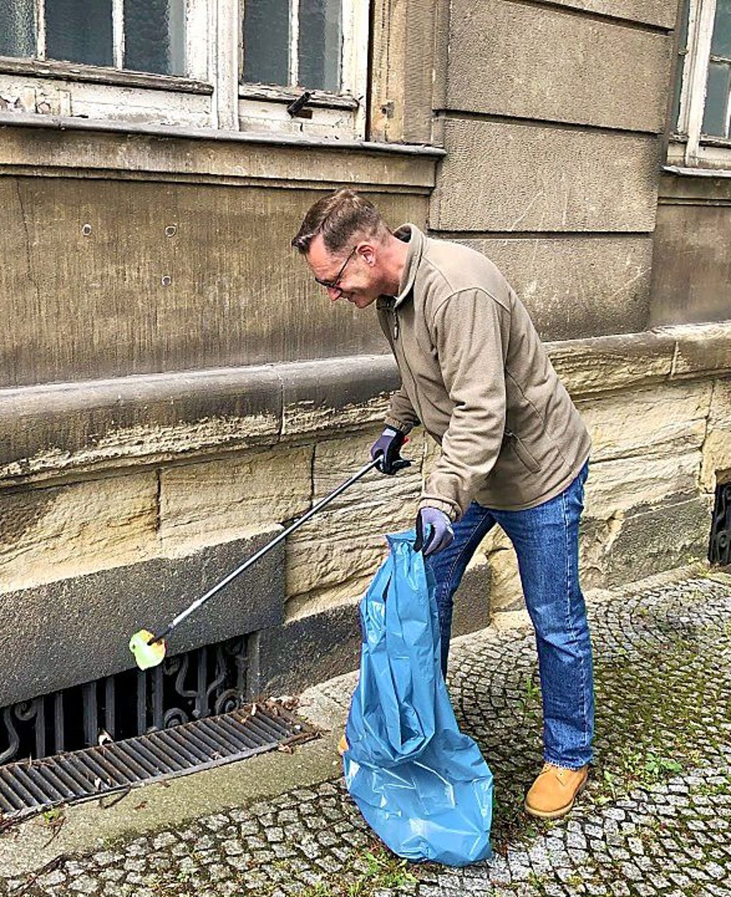 „Wir können die Bürger nur aufrufen“, sagte OB Christian Thieme und packte selbst mit an.
