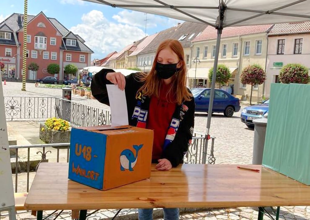 Die 13-Jährige Lena ist die Erste, die auf dem Marktplatz von Jessen die Wahl probt.