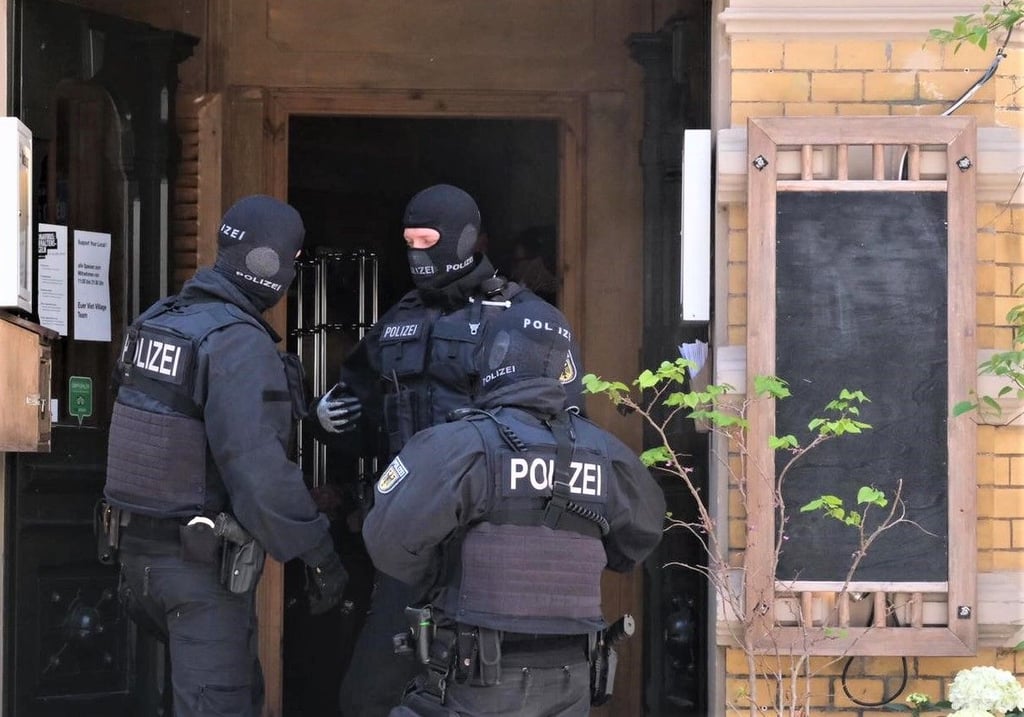 Die Bundespolizei hat am Montagvormittag ein vietnamesisches Restaurant und zwei Wohnungen in Halle durchsucht.