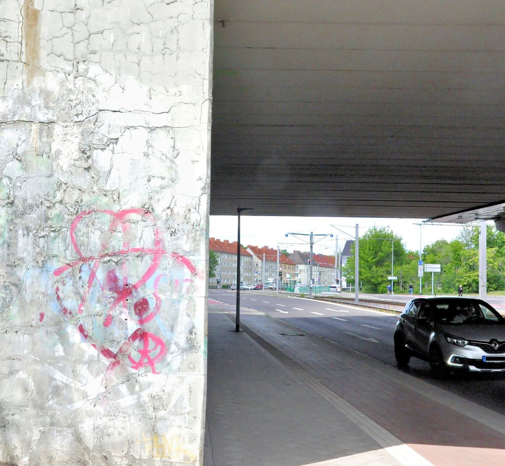 Die Ringbrücke an der Wiener Straße in Magdeburg ist in einem schlechten Zustand. Die feinen Risse, die die Wand überziehen, bereiten den Fachleuten Sorgen.