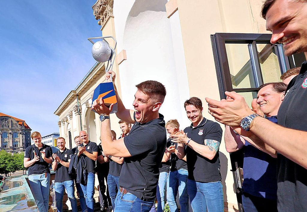 Piotr Chrapkowski hätte vor lauter Freude den Europacup am liebsten vom Rathaus-Balkon auch kurz den Fans zugeworfen.