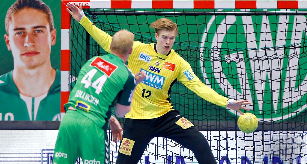 Tobias Thulin bot beim Sieg gegen GWD Minden im SCM-Tor eine überragende Leistung und hält hier sogar einen Siebenmeter von Kevin Gulliksen.