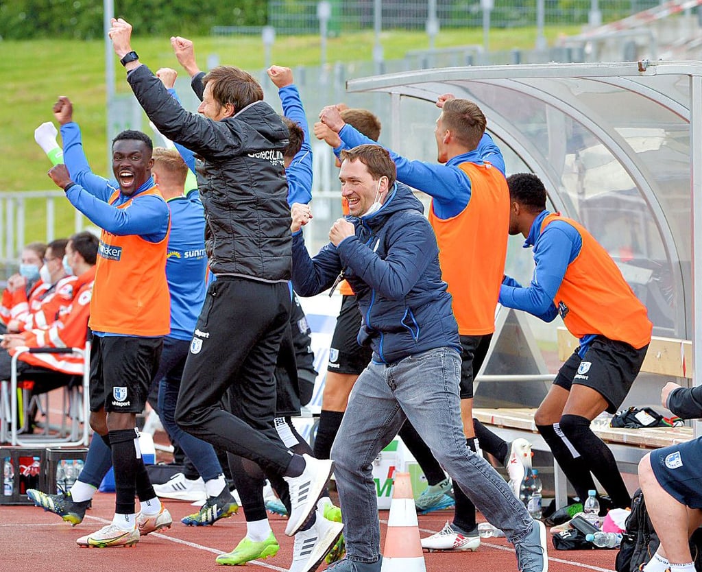 Großer Jubel auf der Bank des 1. FC Magdeburg: Mit einem späten Siegtor wurde der Erzrivale Hallescher FC im Qualifikationsspiel zum DFB-Pokal ,mit 3:2 bezwungen.