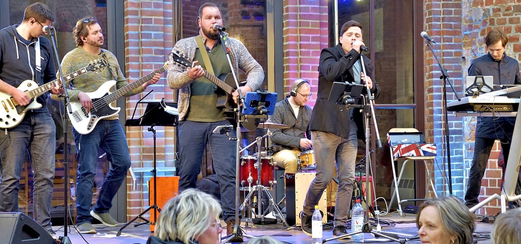 Das erste Konzert nach dem Lockdown in Zerbst: Fassi & Friends und Musiker von The Artcores spielen in der Sommerkirche von St. Bartholomäi.