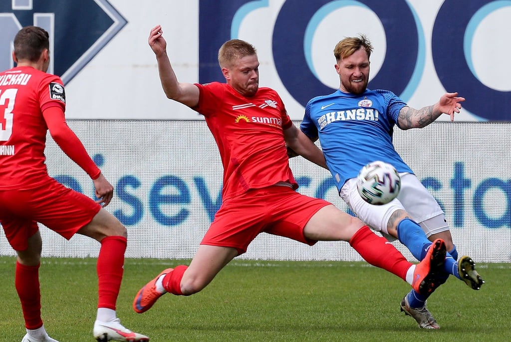 Der Zwickauer Lars Lokotsch (M) und Rostocks Jan Löhmannsröben in Aktion.