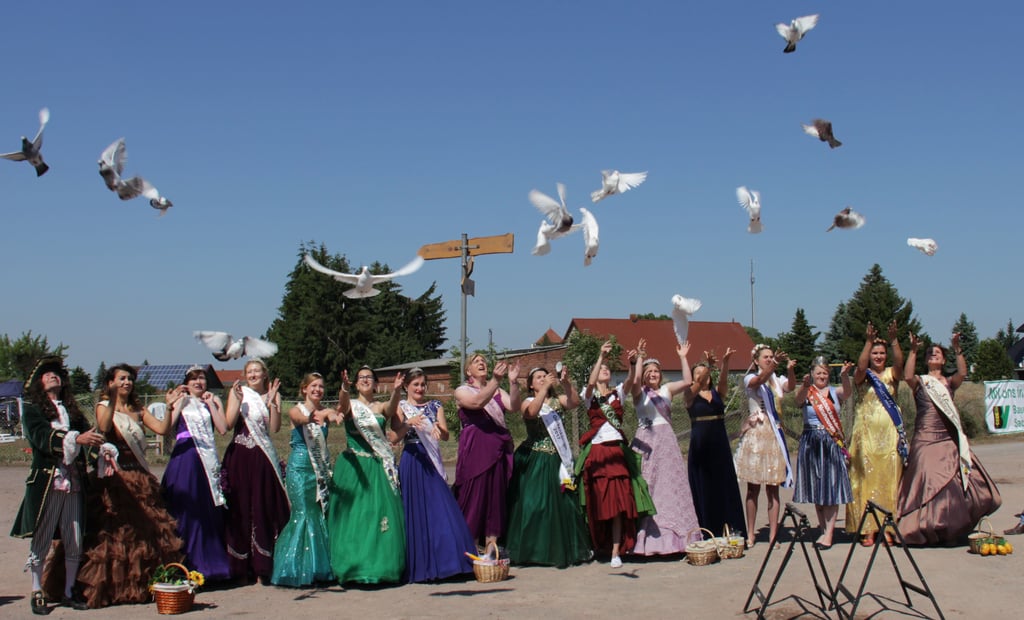 Alle Hoheiten eröffneten mit einem Taubenauflass das 21. Hohenseedener Spargelfest im Mai 2018.