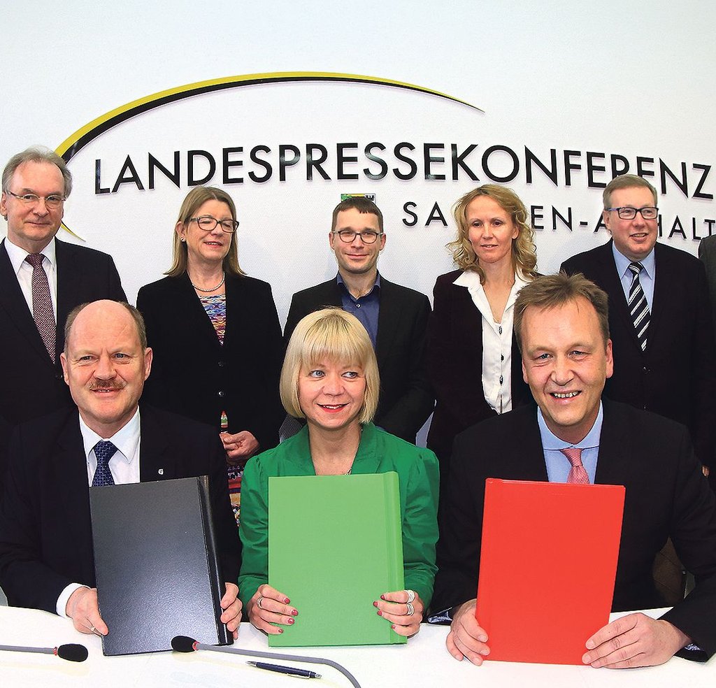Thomas Webel (CDU), Cornelia Lüddemann (Bündnis 90/Die Grünen) und Burkhard Lischka (SPD/vorn v. l.- r) bei der Unterzeichnung des Koalitionsvertrages am 24. April 2016 im Landtag.