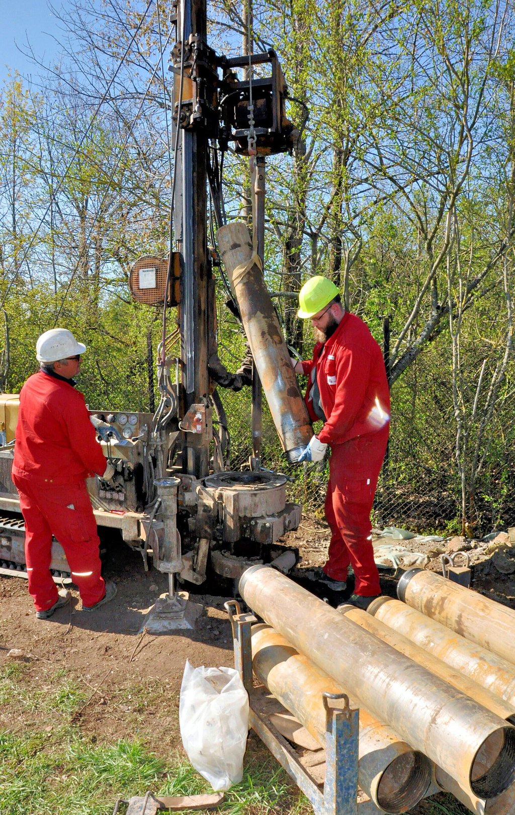 Mitarbeiter der Gesellschaft für Entwicklung und Sanierung von Altstandorten Berlin erkunden das Umfeld des ehemaligen Mineralöl-Tanklagers An der Liethe in Staßfurt. Dabei helfen sieben Meter tiefe Bohrungen.