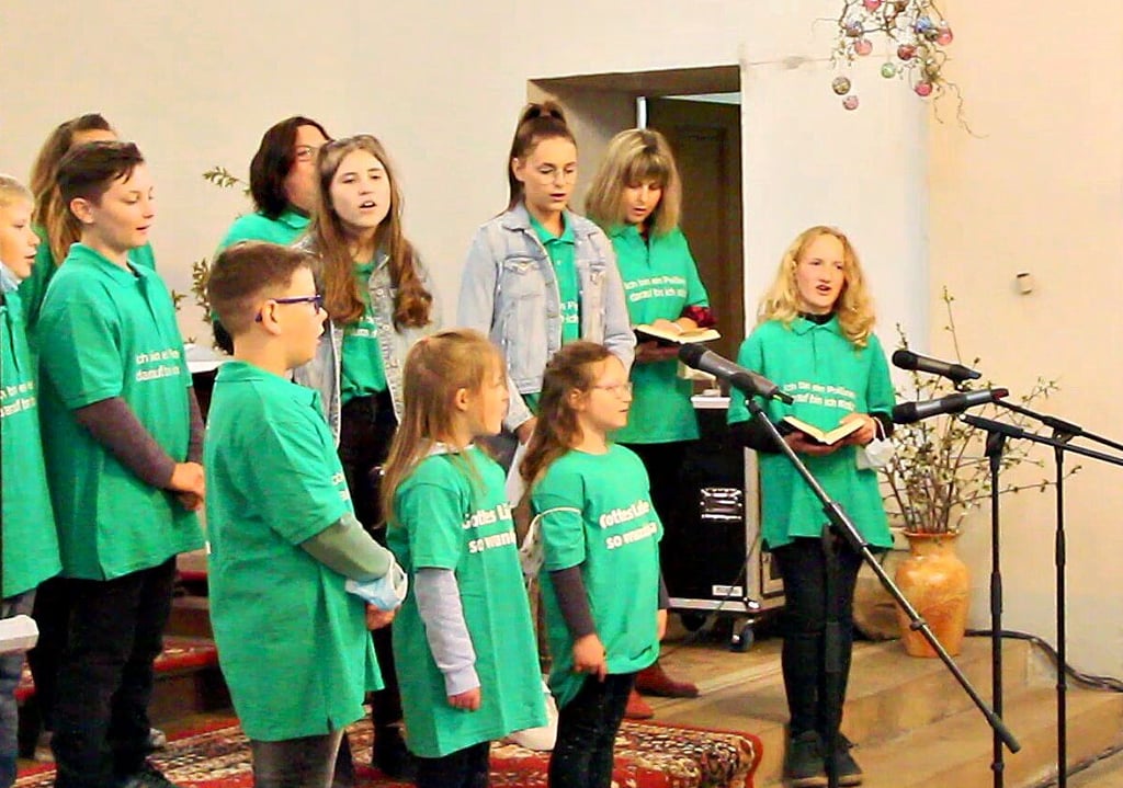 Die Kinder der Kinderkirche Peißen singen zur Einweihung der restaurierten Kirchturmuhr.