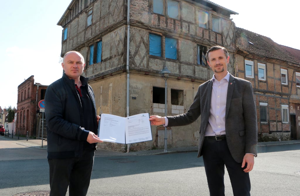 Bürgermeister Benjamin Kanngießer (rechts) übergibt den Förderbescheid an Investor Vasil Kress.