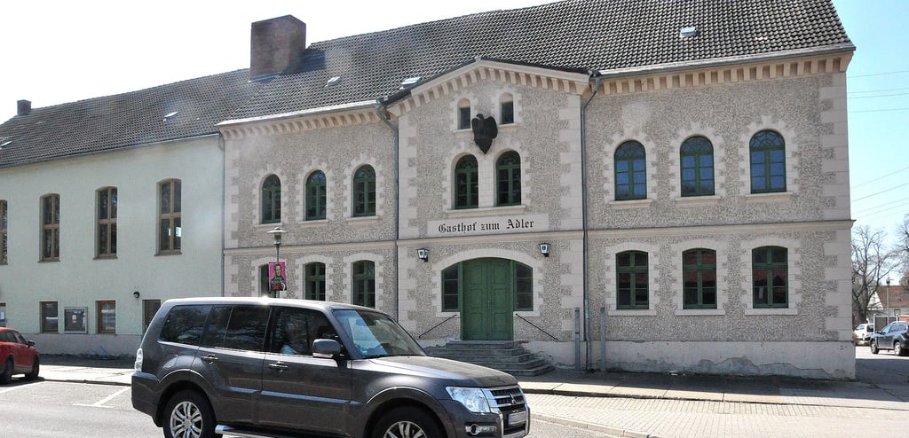 Vor dem Dorfgemeinschaftshaus i soll nach dem Willen der Gemeinde eine Ampel oder Fußgängerweg entstehen.