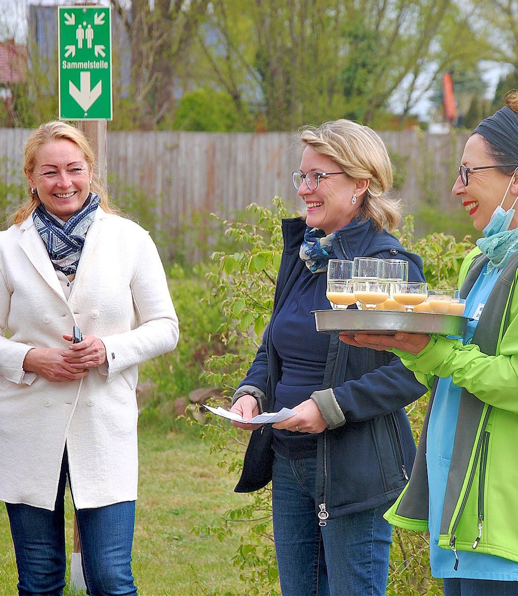 Heimleiterin Katja Koch (von links), Geschäftsführerin Ninett Schneider und Ergotherapeutin Mandy Gebhardt eröffneten die kleine Feier.