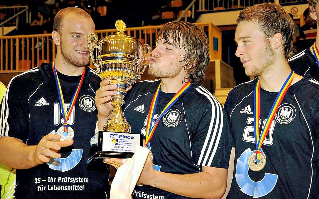 2008 wurde Sascha Meiner (Mitte) mit der deutschen U-20-Nationalmanschaft in Rumänien Vizeeuropameister der Junioren. Rechts im Bild: Kevin Schmidt, bis Mitte vergangenen Jahres Sportdirektor und auch kurzzeitig Trainer des Bundesligisten HC Erlangen.