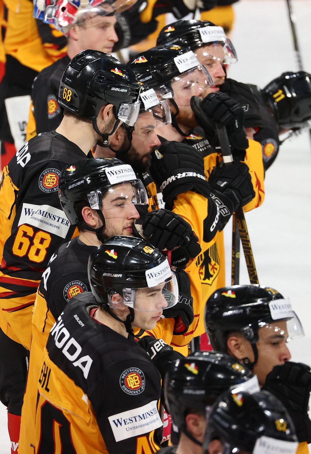 Alle Eishockey-Nationalspieler haben sich nach einem Corona-Verdachtsfall im Team umgehend isoliert.