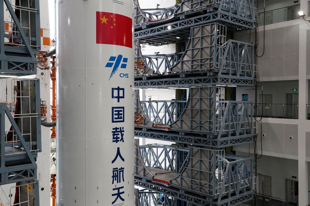 Die Kombination aus dem Kernmodul „Tianhe“ der chinesischen Raumstation und der Langer-Marsch-5B-Y2-Rakete wird zum Startbereich der Wenchang Spacecraft Launch Site in der südchinesischen Provinz Hainan transportiert.