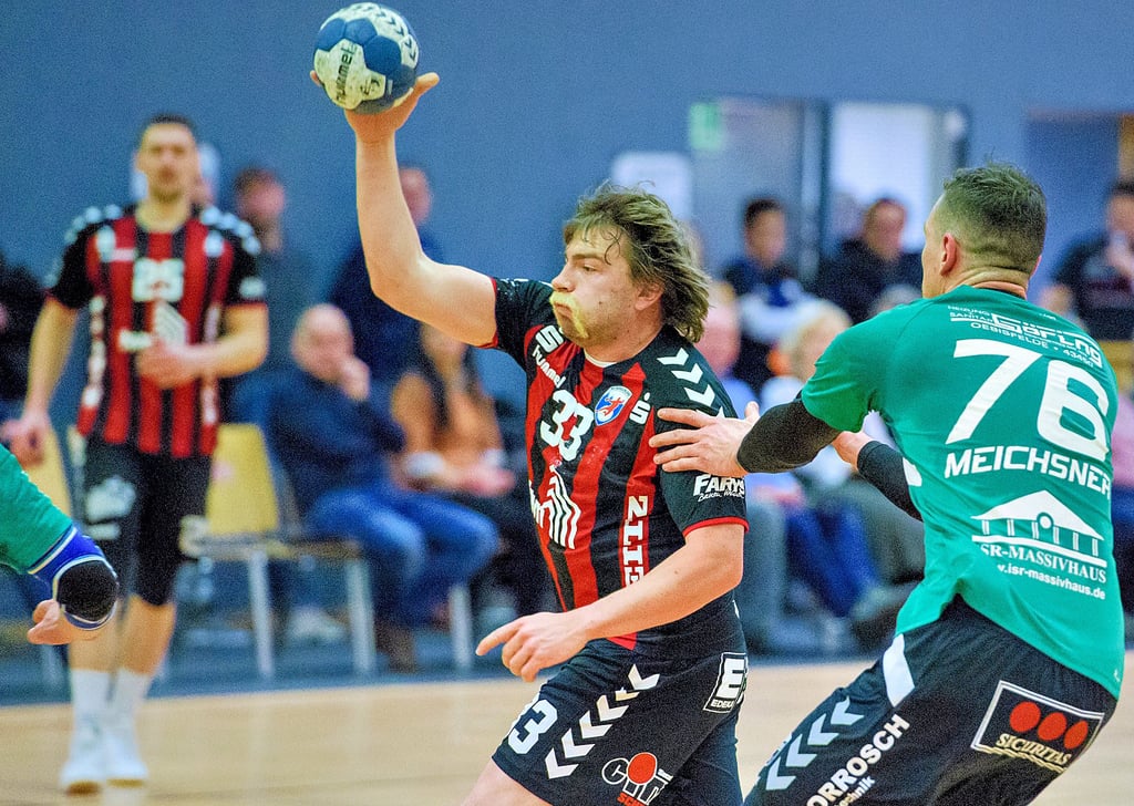 Nach einjähriger Abstinenz, die er beim Sachsenligisten SG LVB Leipzig verbracht hat, kehrt Sascha ?Hulk Hogan? Meiner (am Ball) zum HCB zurück. Mit den Burgenländern war er 2020 in die dritte Liga aufgestiegen.