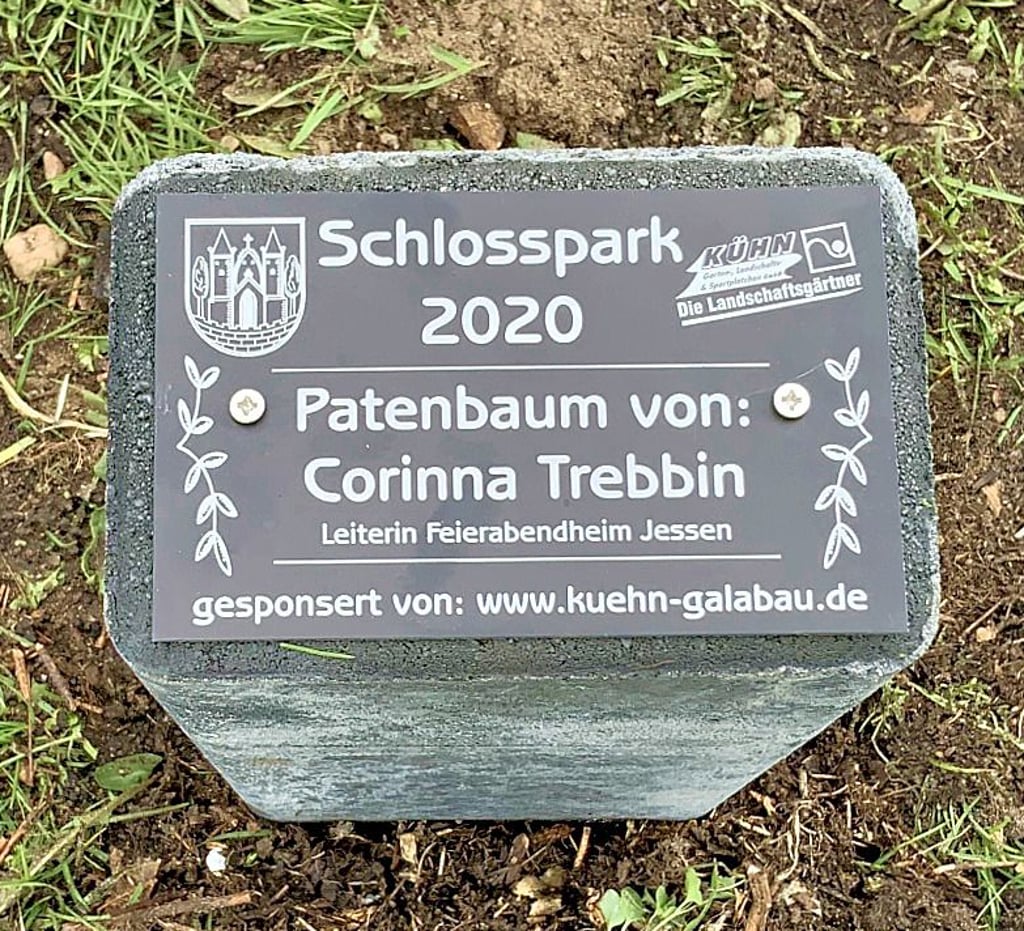 Schilder weisen auf die Baumpaten hin.