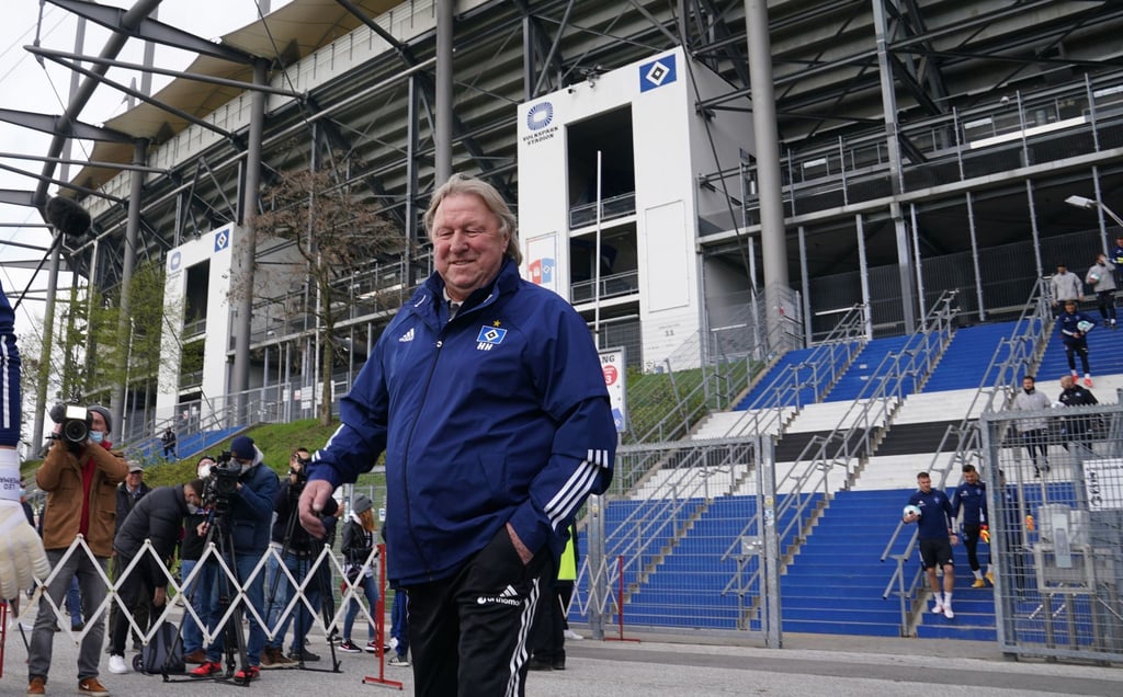 Gut gelaunt geht neue Trainer des Hamburger SV zum Trainingsgelände: Horst Hrubesch übernimmt die Mannschaft bis zum Saisonende.