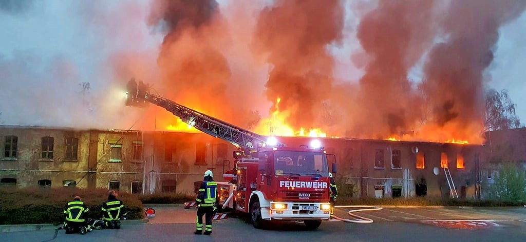 Die Ermittlungen zur Brandursache des schweren Feuers am Samstag in Helbra dauern an.