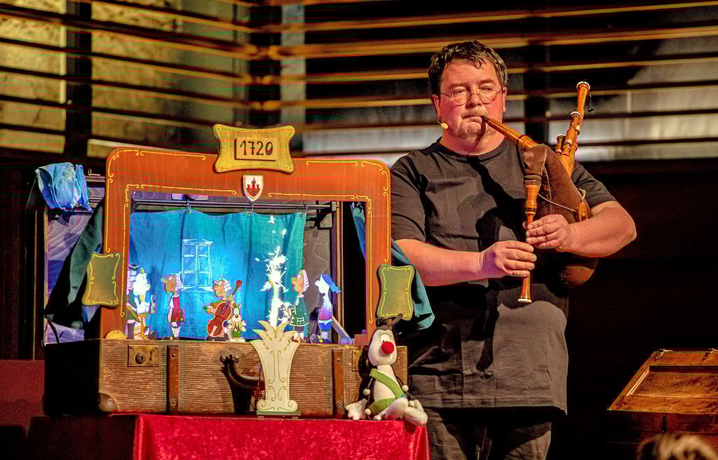 Steffen Fischer bereichert den vierten digitalen „Blickwechsel“ mit Dudelsackmusik und Kofferbühne.