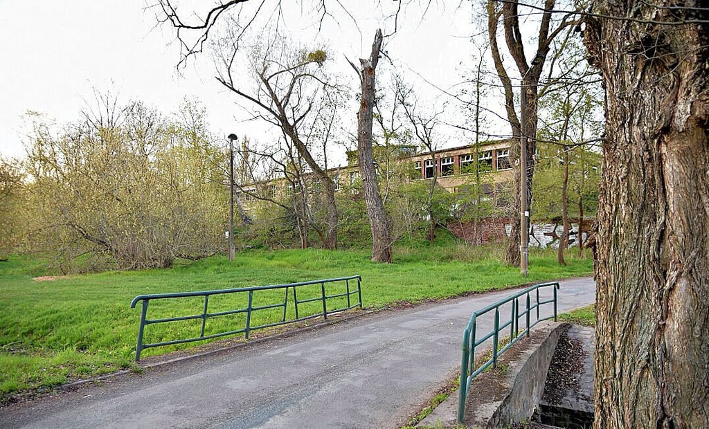 Auf einem Grundstück südlich der Kanonenbahn in Magdeburg könnte ein neues Quartier für betreutes Wohnen entstehen.